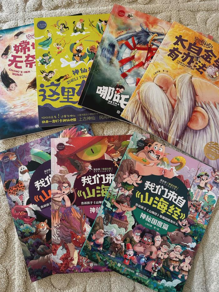 二狗哥睡的榻榻米床，当时把飘窗敲掉做了个柜子，相当于他的床头柜…