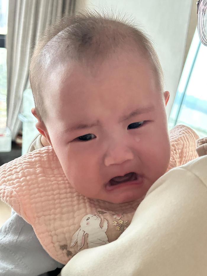 小石榴这几天，才算真正学会了翻身 在此之前漫长的俩月里…
