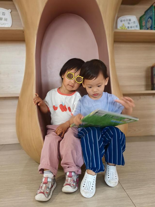 可爱年儿今日活动：逛图书馆，挖沙子