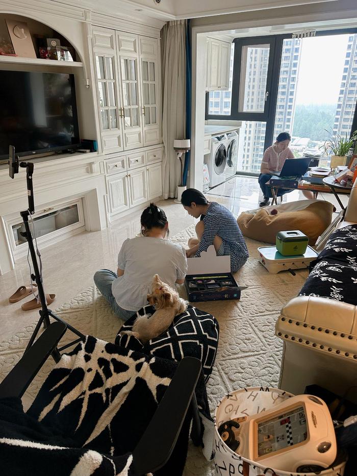 下午玩具场的直播是在我家搞，早上都来我家集合了