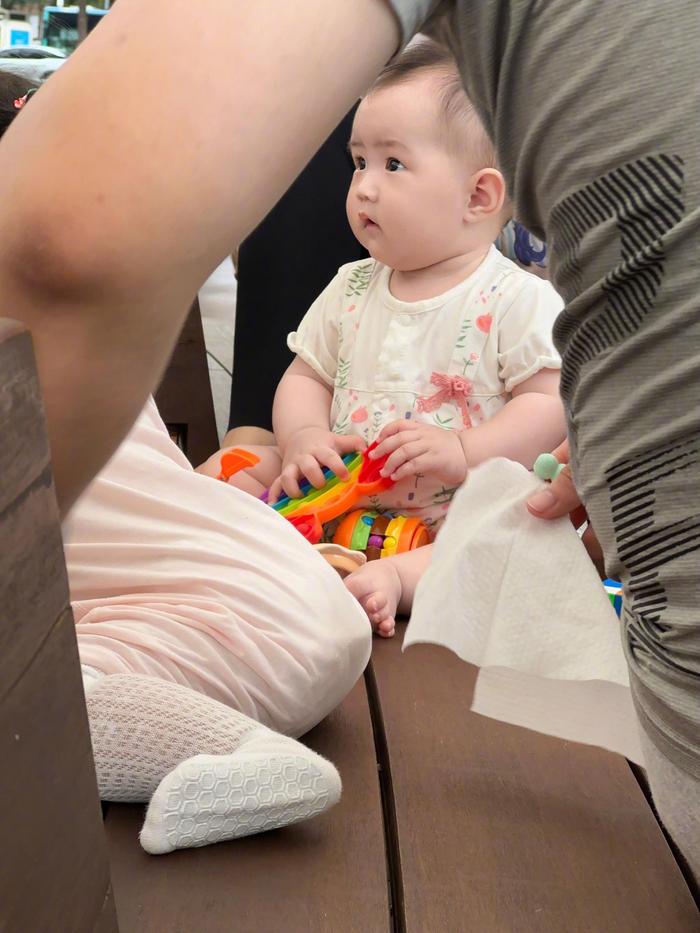 7月龄女婴小石榴主动选择玩伴，互动愉快才交友