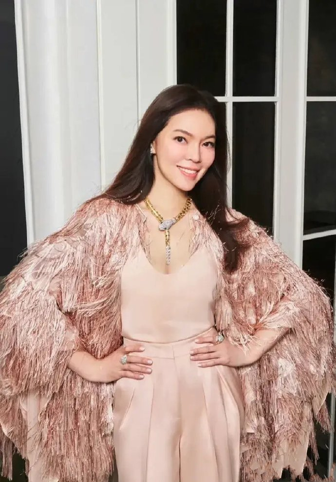 随后还引起很多名媛贵妇前来点赞,像和曾馨莹好的贵妇们孙芸芸,关颖去