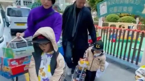 胡杏儿教子献爱心！一家人亲自将未拆玩具送给保良局有需要的孩子