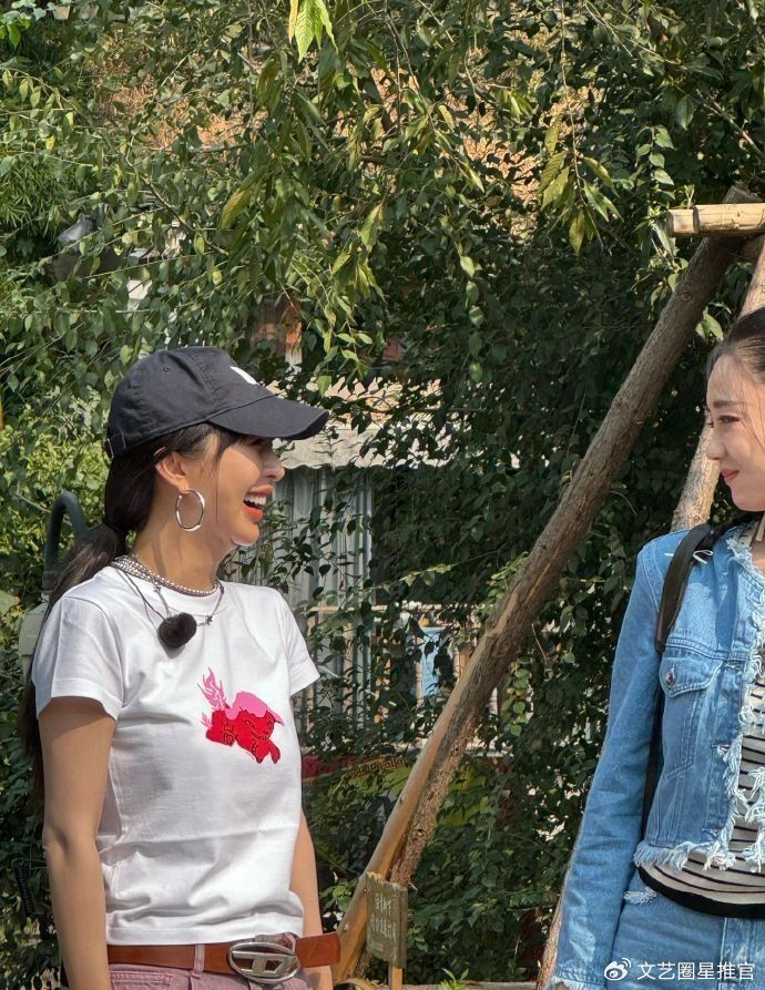 大腿粗壮松弛有肥胖纹,笑起来疑现假体__财经头条