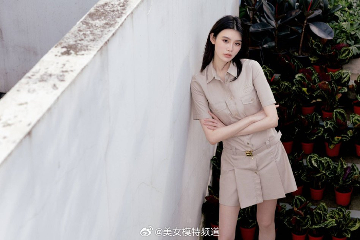 奚梦瑶穿米色连衣裙秀长腿倚墙随拍尽显超模风范