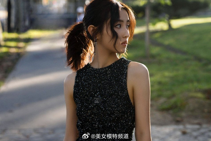 张子枫慵懒法式风写真释出着简约无袖上衣搭裤装彰显气质