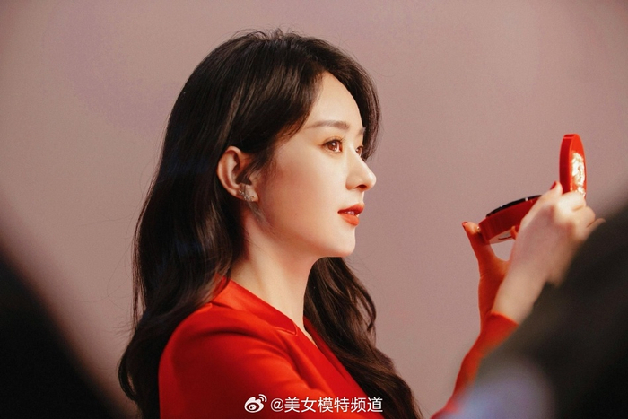 赵丽颖拍大片妩媚十足红唇搭配波浪卷发尽显女王范