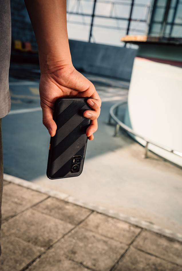 《涉过愤怒的海》电影中黄渤用的手机竟然是国产三防天花板agm|涉过