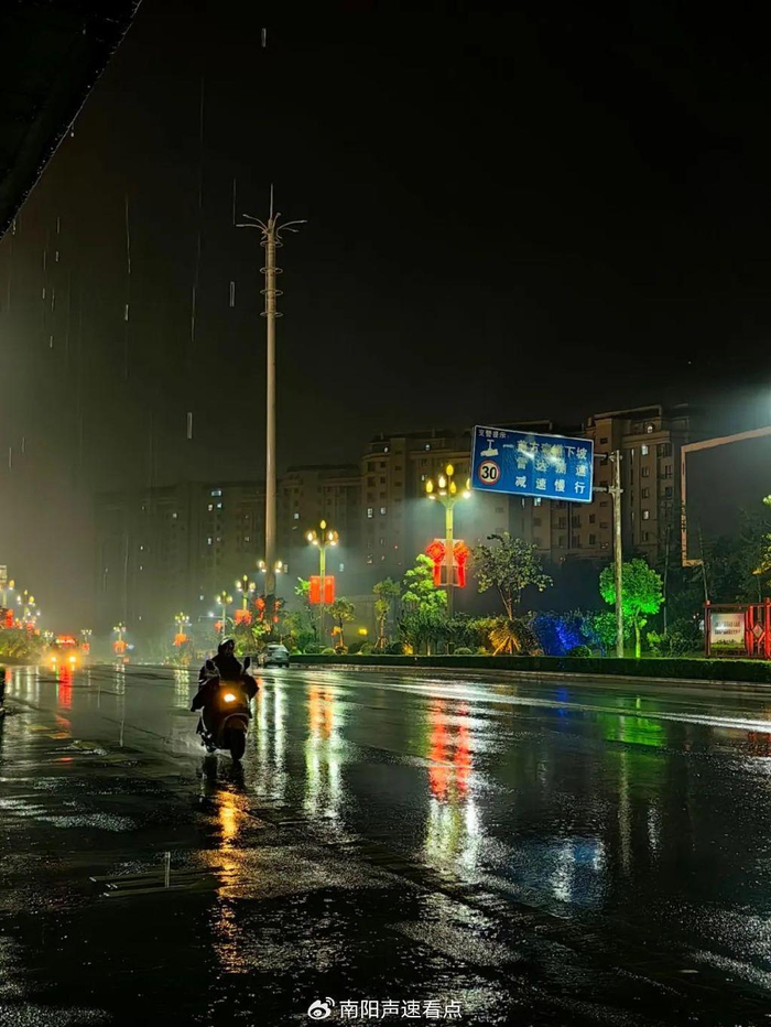 南阳市摄影家协会第四期主题"街拍南阳之雨中"在线展示