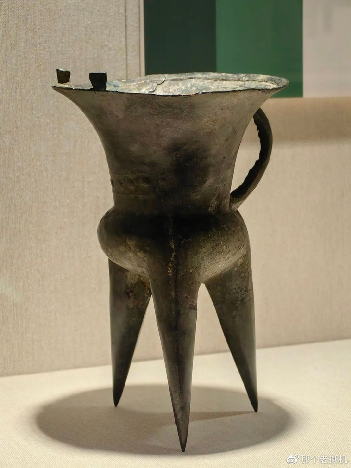 夏代晚期 上海博物馆连珠纹斝 上海博物馆青铜斝是最早的青铜礼器之一