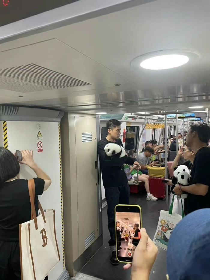 胡歌坐地铁下班一路站着有说有笑车上无人给让座也无人要签名