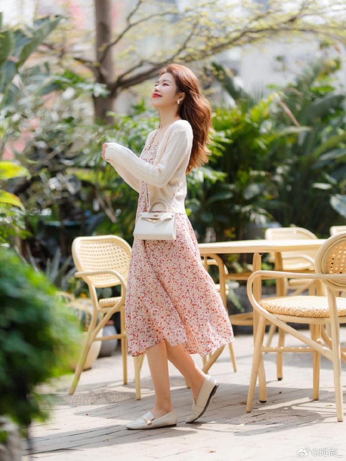 今年碎花裙这样穿优雅显气质开启一整个春天的浪漫