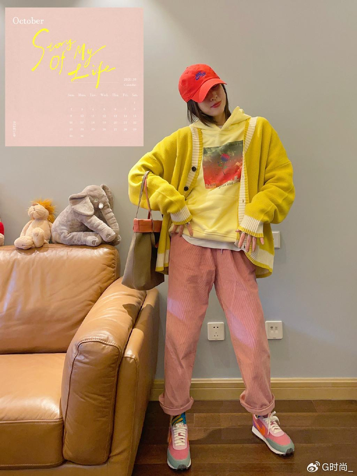 的方式也有很多种,比较低调不张扬的穿法,就是用圆领卫衣叠穿"小高领"