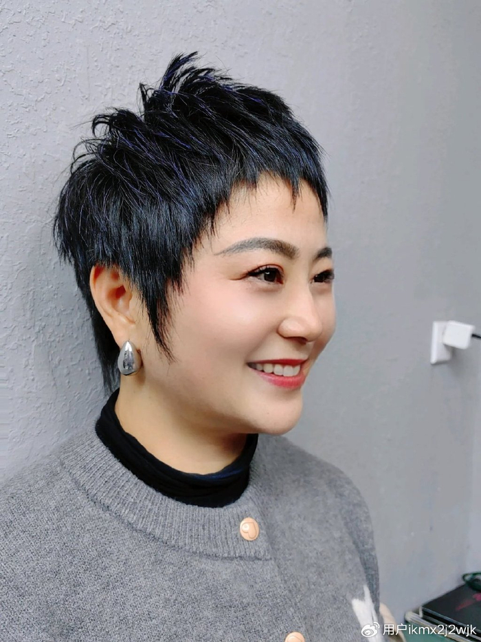 夏季短发来了,锯齿刘海很有辨识度,剪完大不一样