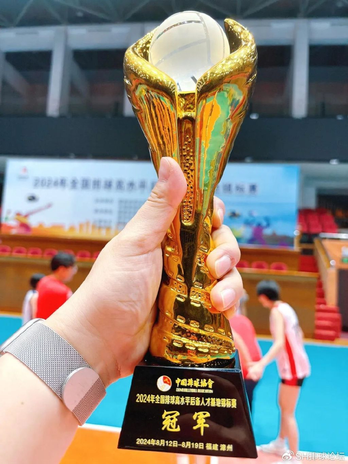 锦标赛之后参加全国青少年赛事夺得的又一个冠军奖杯,也是对我校女排