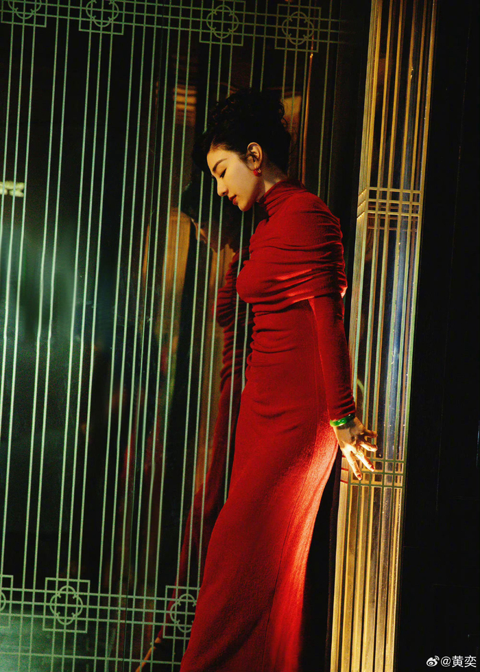 黄奕上海滩复古妆造,一袭红色紧身裙,回眸好有女人味啊……__财经头条