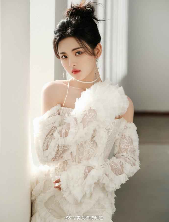 杨超越白色蕾丝裙造型曝光清爽丸子头气质十足