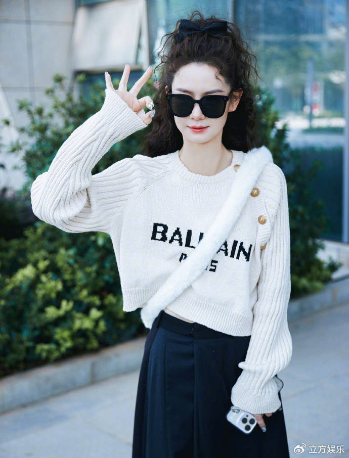 戚薇梳蛋卷马尾发型元气满满 背粉兔子包俏皮可爱|戚薇|兔子包|图释