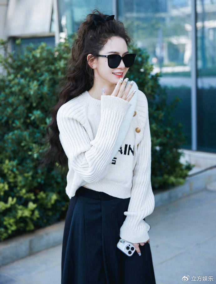 戚薇梳蛋卷马尾发型元气满满背粉兔子包俏皮可爱