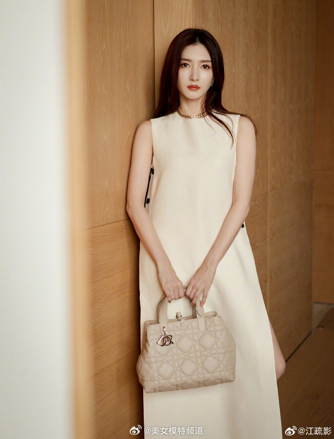 江疏影清冷系大片温柔知性 冷白色长裙气质冷艳出尘
