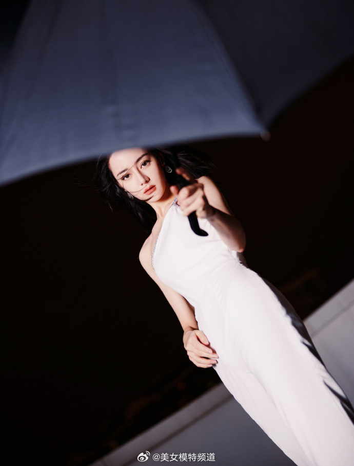 迪丽热巴天台撑伞氛围感大片释出 眼神凝视霸气侧漏