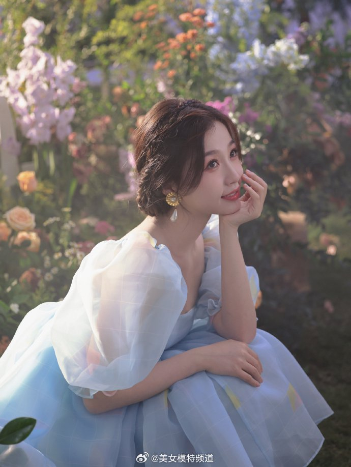 虞书欣穿蓝色泡泡袖纱裙似公主置身花园中甜美梦幻