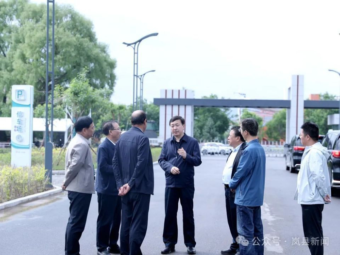 张新春在岚县人民医院新院区调研