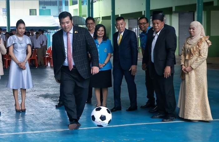 泰国二王子第三次回国,精神充沛状态大好,拉弓射箭王者范十足|泰国