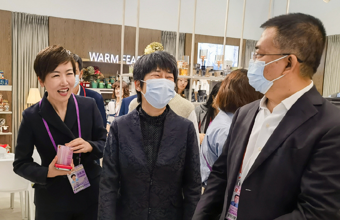 并与青岛金王董事姜颖女士进行了亲切交谈,交流期间各位领导对我司的