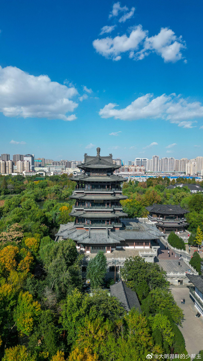 一城山色半城湖立冬的大明湖湖水碧波荡漾