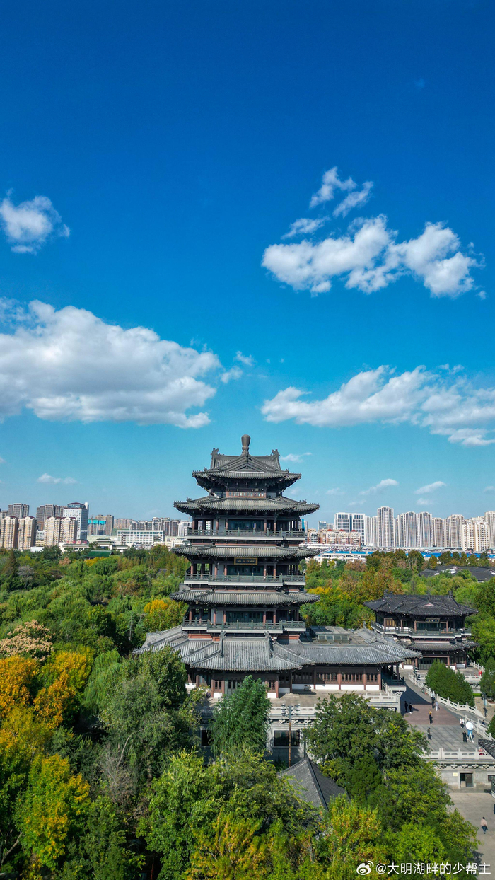 一城山色半城湖立冬的大明湖湖水碧波荡漾