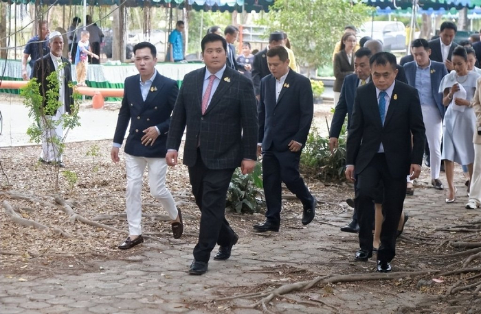 泰国二王子第三次回国,精神充沛状态大好,拉弓射箭王者范十足|泰国