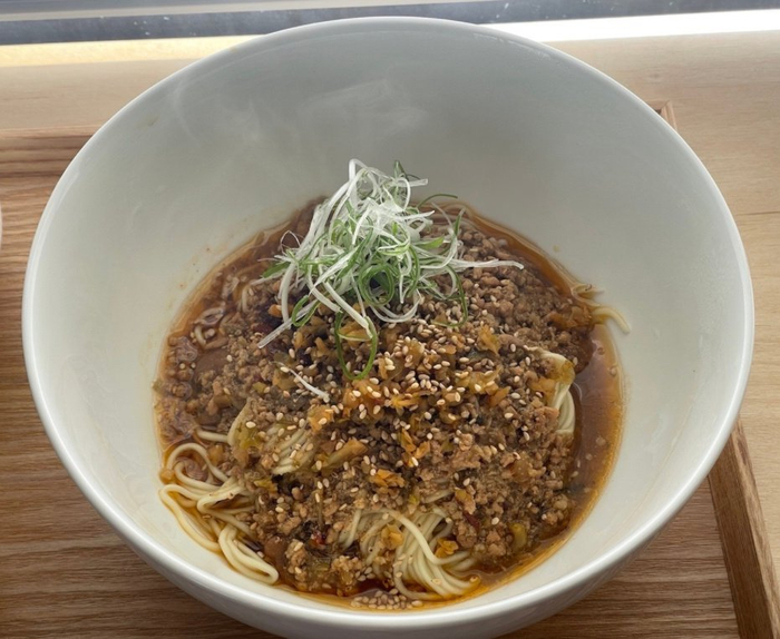 担担面,这款源自四川自贡的民间传统面食小吃,犹如一幅流动的历史画卷