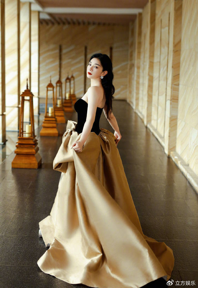 黄奕金色蝴蝶结礼服大气优雅 红唇性感知性锁骨纤瘦分明|黄奕|蝴蝶结