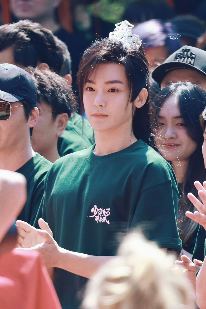 侯明昊新剧少年白马醉春风路透高马尾妆造帅气又潇洒