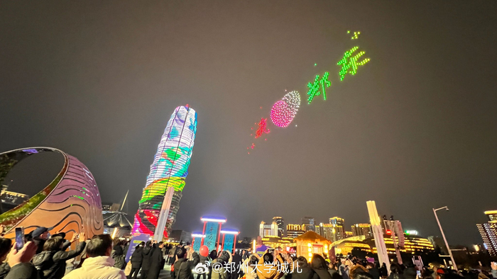 昨晚郑州如意湖畔无人机表演十个图案有六个广告被吐槽