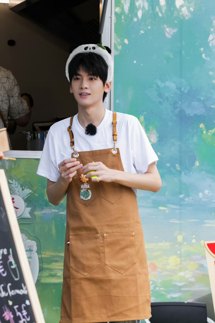 捕捉一只快乐的忙内企鹅宝@翟潇闻 ,今晚翟大厨上线,ps小龙虾是给谁剥