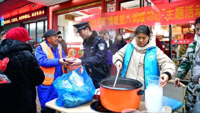 阜陽阜南公安警民共煮暖心臘八粥