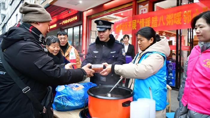 阜陽阜南公安警民共煮暖心臘八粥