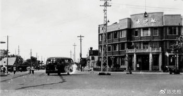 長沙港大樓,位於五一路西北角,西面沿江大道(今湘江大道),南臨五一路.