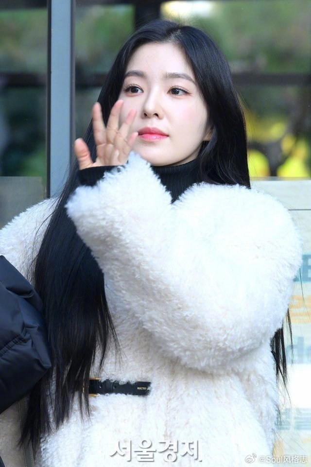 irene裴珠泫 今日上班路穿搭 白色毛毛外套很有温柔姐感