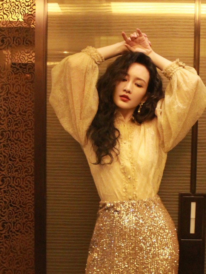 王鸥波浪卷发香槟金色闪片半身裙造型太美了