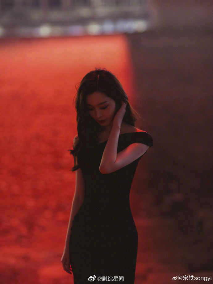 宋轶背影身材 好美的车车 我们宋轶身材真的别太好了!