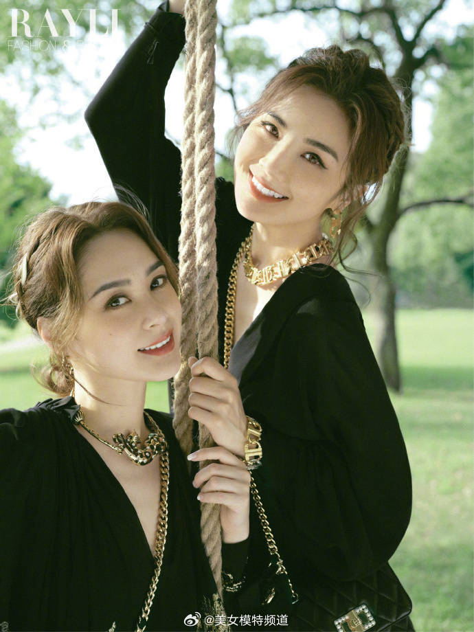 twins蔡卓妍钟欣潼合体拍大片 姐妹花置身草地同框超养眼