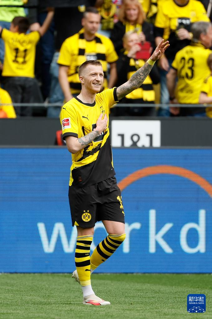 足球——德甲:多特蒙德胜奥格斯堡