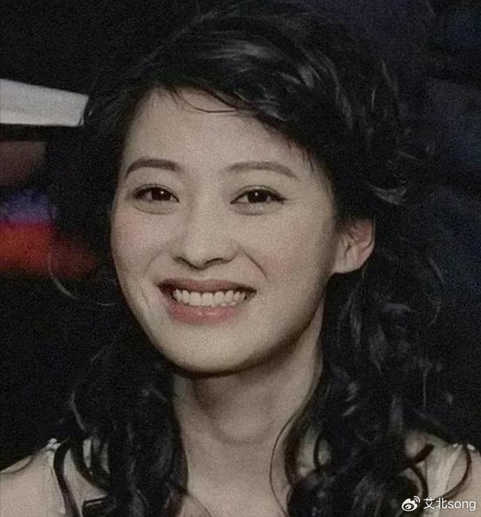 年轻时候的梅婷,乍一看似乎不算特别惊艳的美女.