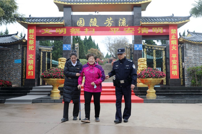 为群众提供服务3月28日上午,武汉东湖新技术开发区石门峰陵园,前来