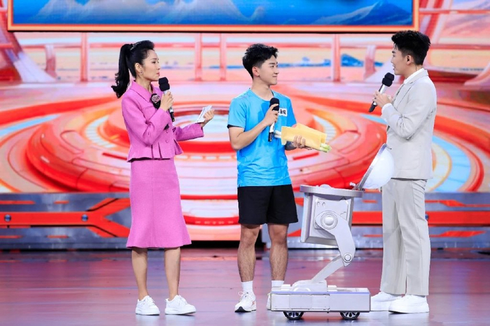 主持人也出现了断层现象,资深主持朱军,董卿隐退,中生代李思思,张蕾