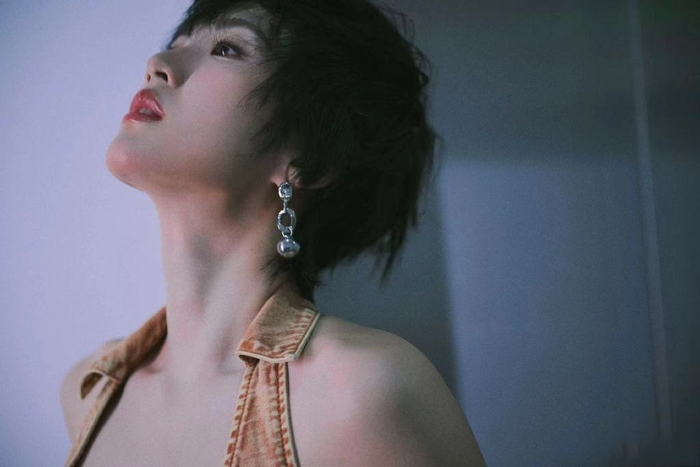 姚安娜新造型美出新高度!侧颜还撞脸巩俐,穿牛仔背心露锁骨优美
