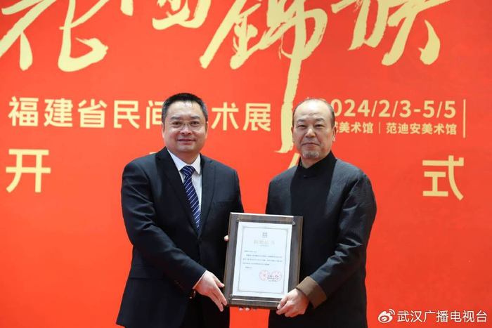 随后,县长李江平为雕塑家章华先生颁授捐赠证书;范迪安,吴明红,陆开锦